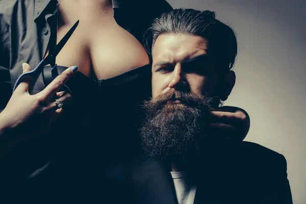 Femme sexy coupe la barbe masculine — Photo