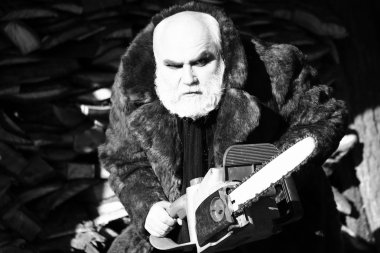 Sakallı ihtiyar chainsaw ile