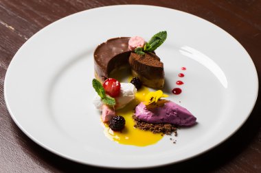 çikolatalı sufle ve dondurma