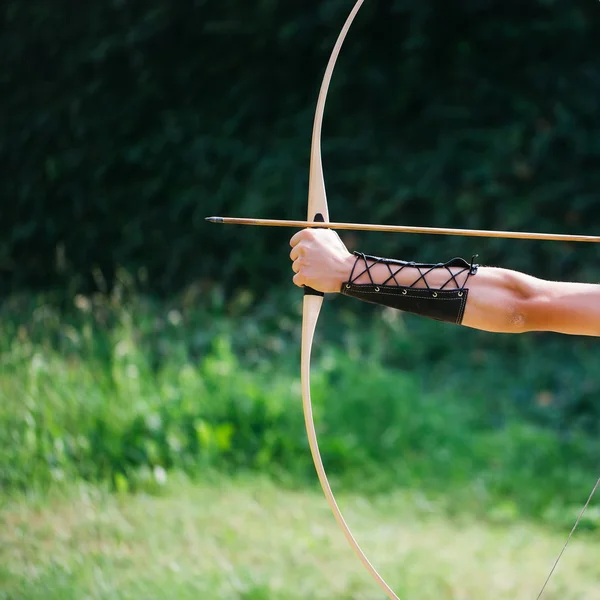 Archer tangan dengan busur — Stok Foto