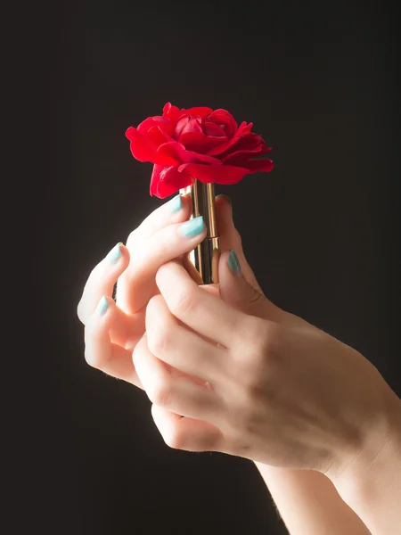 Kırmızı güllü kadın elleri — Stok fotoğraf