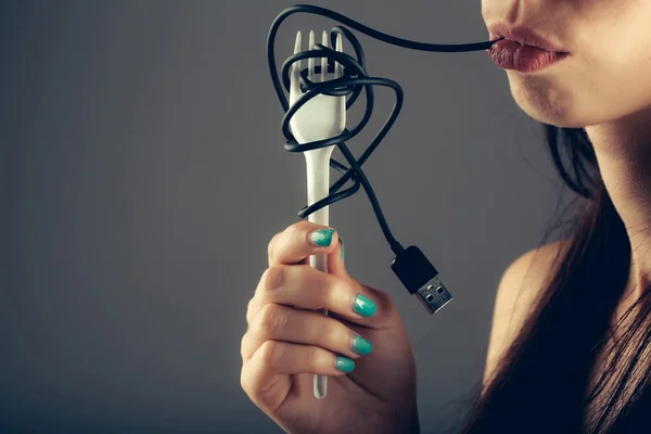 Kvinnliga läppar med USB-kabel — Stockfoto