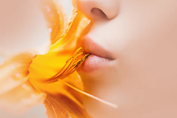 Lábios sensuais beijar flor lírio — Fotografia de Stock