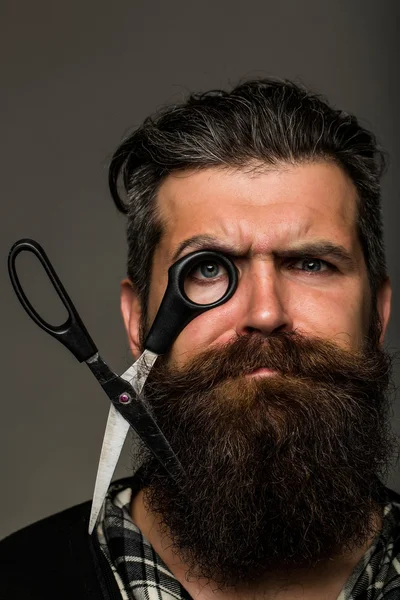 Hombre barbudo con tijeras de peluquería — Foto de Stock