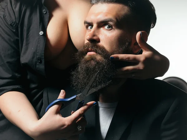 Femme nue coupant barbe masculine — Photo