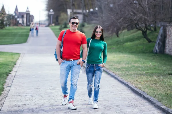 Joven pareja con estilo en el parque — Foto de Stock