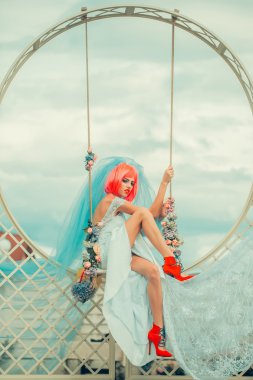 salıncak yakınındaki turuncu saçlı gelin