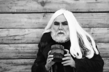 sakallı adam ahşap kupa ile