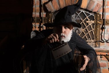 Kömür demir ile eski Sihirbazı