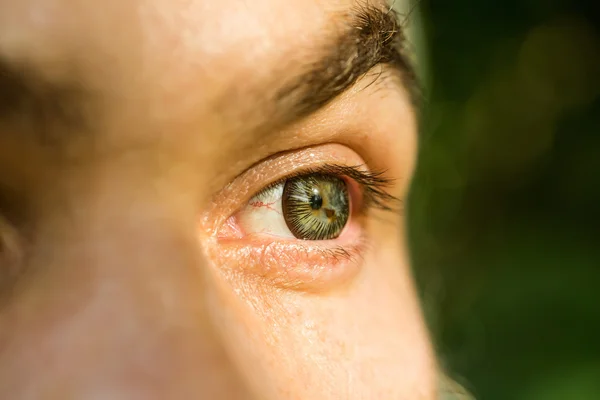 줄무늬 렌즈와 남성 눈 — 스톡 사진