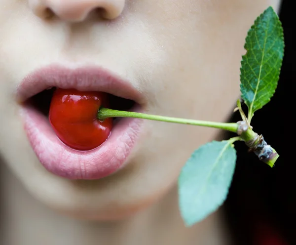性感口中的红樱桃 — 图库照片