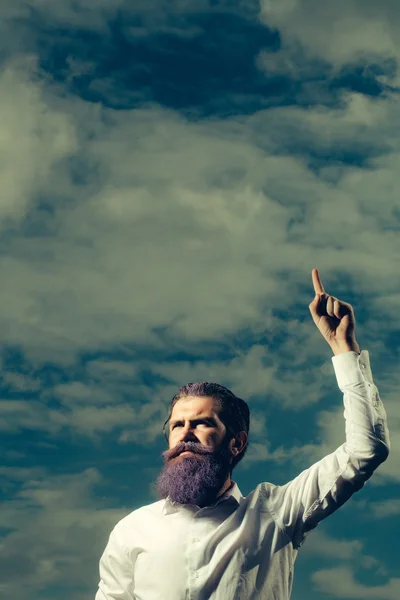 Бородатый человек с голубой бородой на небе — стоковое фото
