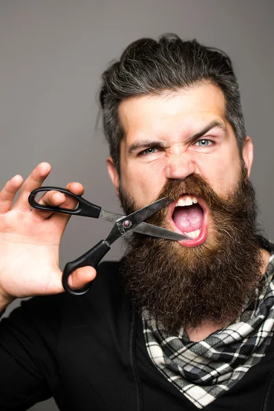 Бородатый мужчина с ножницами парикмахера — стоковое фото