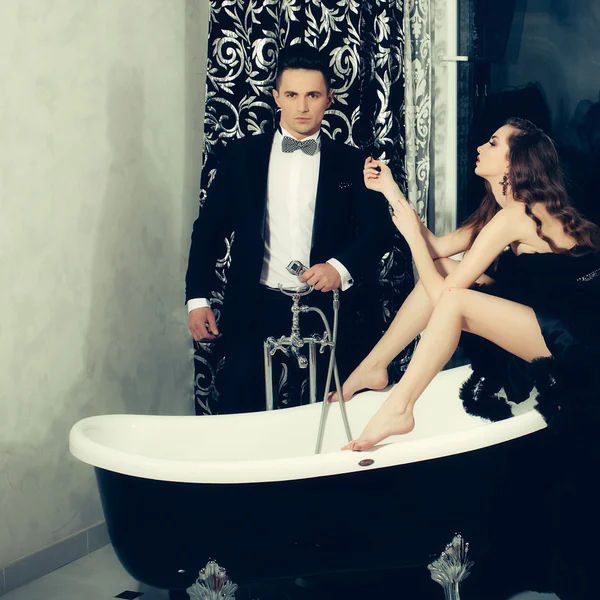 Elegante pareja en baño — Foto de Stock