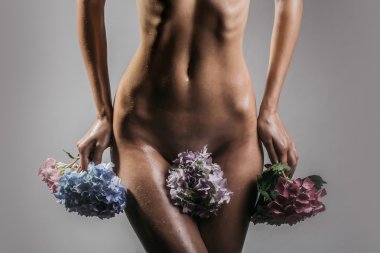 Ortanca çiçekli seksi çıplak kadın.