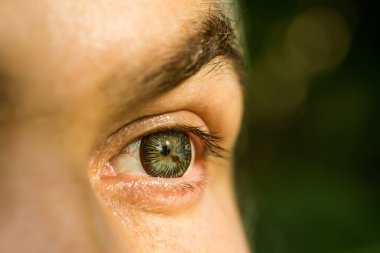 çizgili lens ile erkek göz