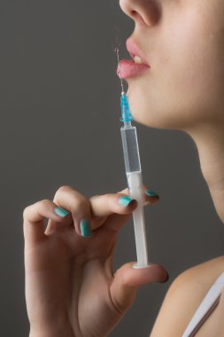 kadın elinde şırınga