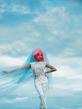 Mavi gökyüzü üzerinde turuncu saçlı gelin