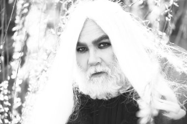 sakallı adam çiçek