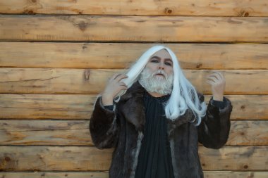 sakallı adam ahşap arka plan üzerinde