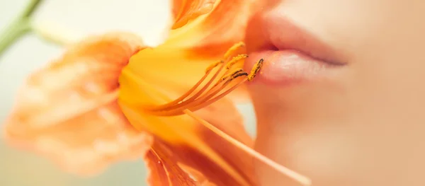 Labios sensuales beso flor de lirio — Foto de Stock