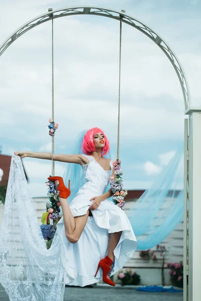 Noiva com cabelo laranja perto do balanço — Fotografia de Stock