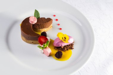 çikolatalı sufle ve dondurma