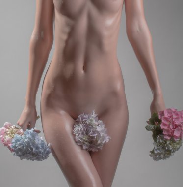 Ortanca çiçekli seksi çıplak kadın.