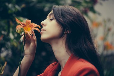 Kadın portakal lily çiçek sahiptir