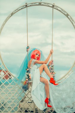 salıncak yakınındaki turuncu saçlı gelin