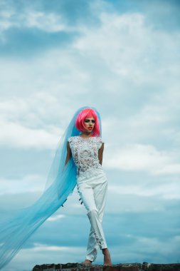 Mavi gökyüzü üzerinde turuncu saçlı gelin