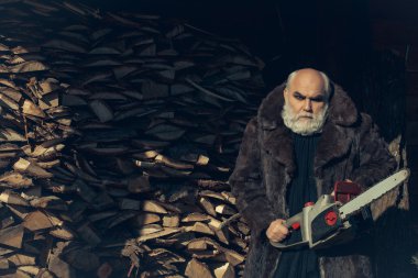 Sakallı ihtiyar chainsaw ile