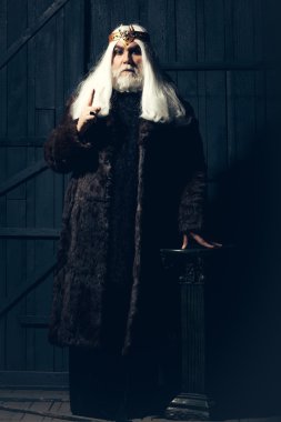 taç sakallı adam
