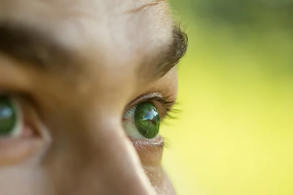 Чоловіче око з плямистою лінзою — стокове фото