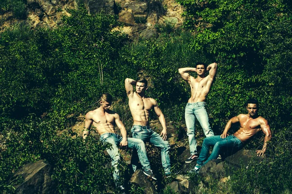 Cuatro hombres musculosos sexy — Foto de Stock