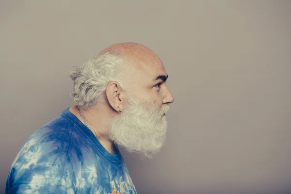 Viejo con barba gris — Foto de Stock