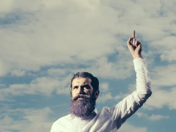 Szakállas férfi, az ég kék szakáll — Stock Fotó