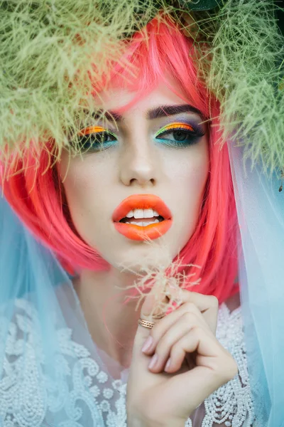 Noiva com cabelo laranja na árvore de pele — Fotografia de Stock