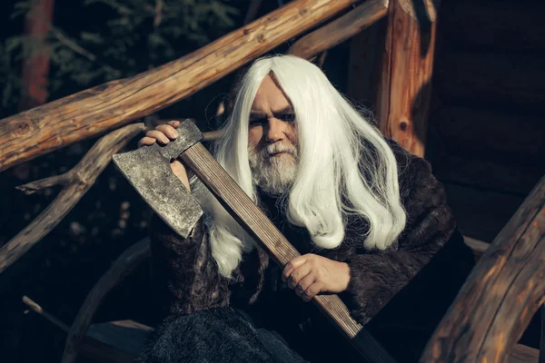 Old man with axe — Stock Photo, Image