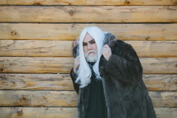 Бородатий чоловік на дерев'яному фоні — стокове фото