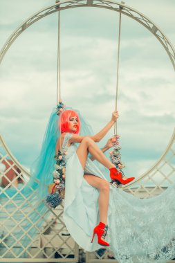 salıncak yakınındaki turuncu saçlı gelin