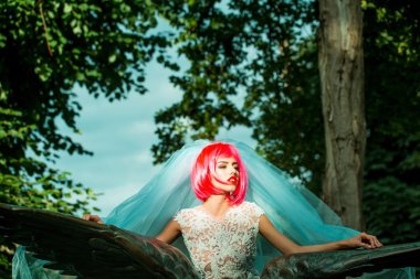 mavi peçe turuncu saçlı gelin