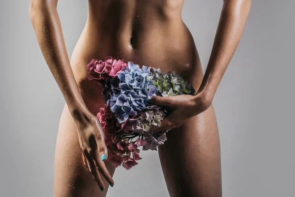 Sexy donna nuda con fiori ortensia — Foto Stock