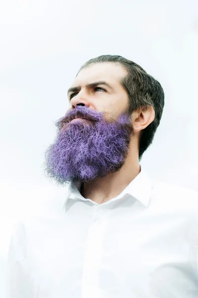 Skäggig man med blå skägg — Stockfoto