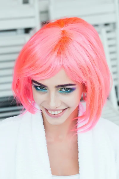 Kobieta z jasny makijaż i pomarańczowe, różowe włosy — Zdjęcie stockowe