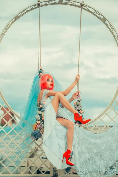 salıncak yakınındaki turuncu saçlı gelin