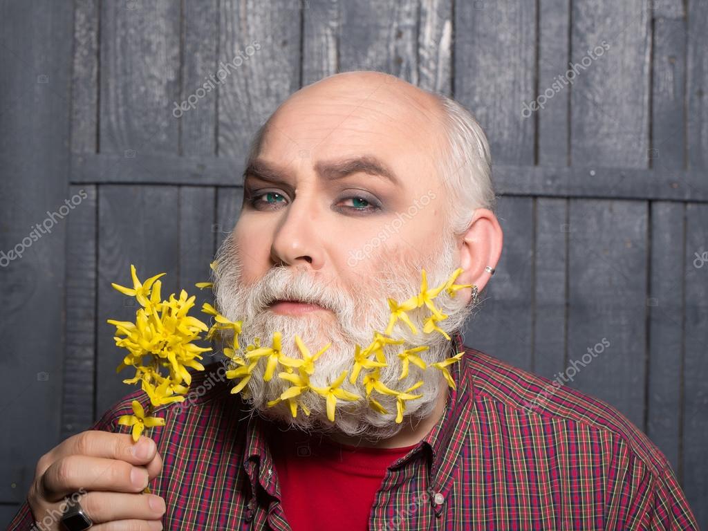 Old man with flowers in beard — Stock Photo © 116487276
