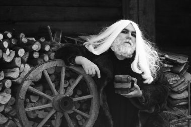 Ahşap kupa ile eski büyücü