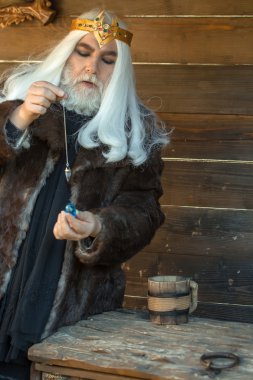 Taş ve kolye hipnoz için eski Sihirbazı