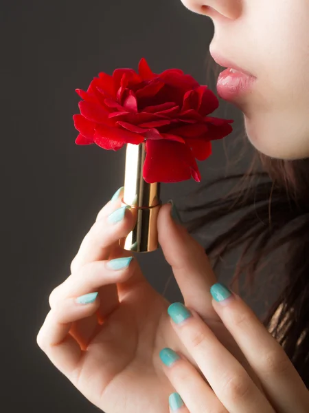 Manos femeninas con lápiz labial de rosa roja — Foto de Stock